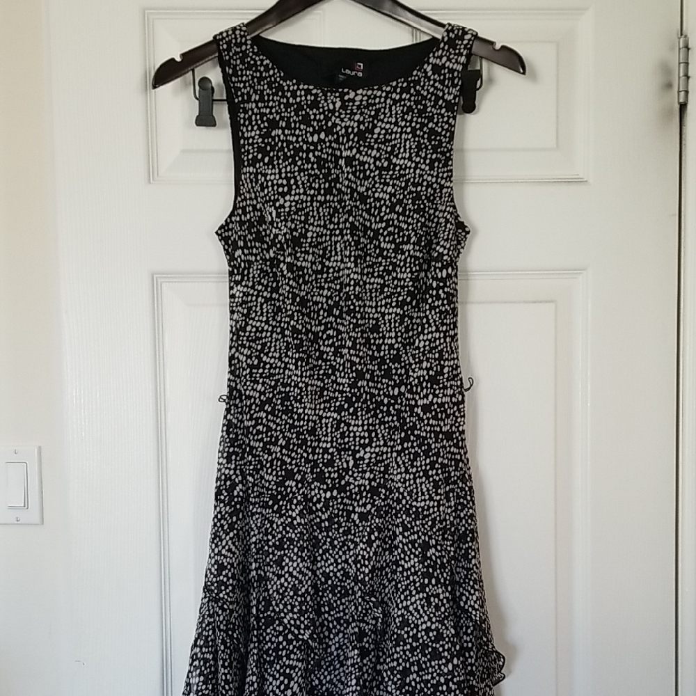 Chic Black and White Sleeveless Midi Dress